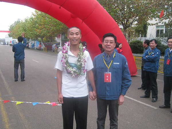 第（dì）十六屆越野（yě）賽總裁青年組冠軍合影