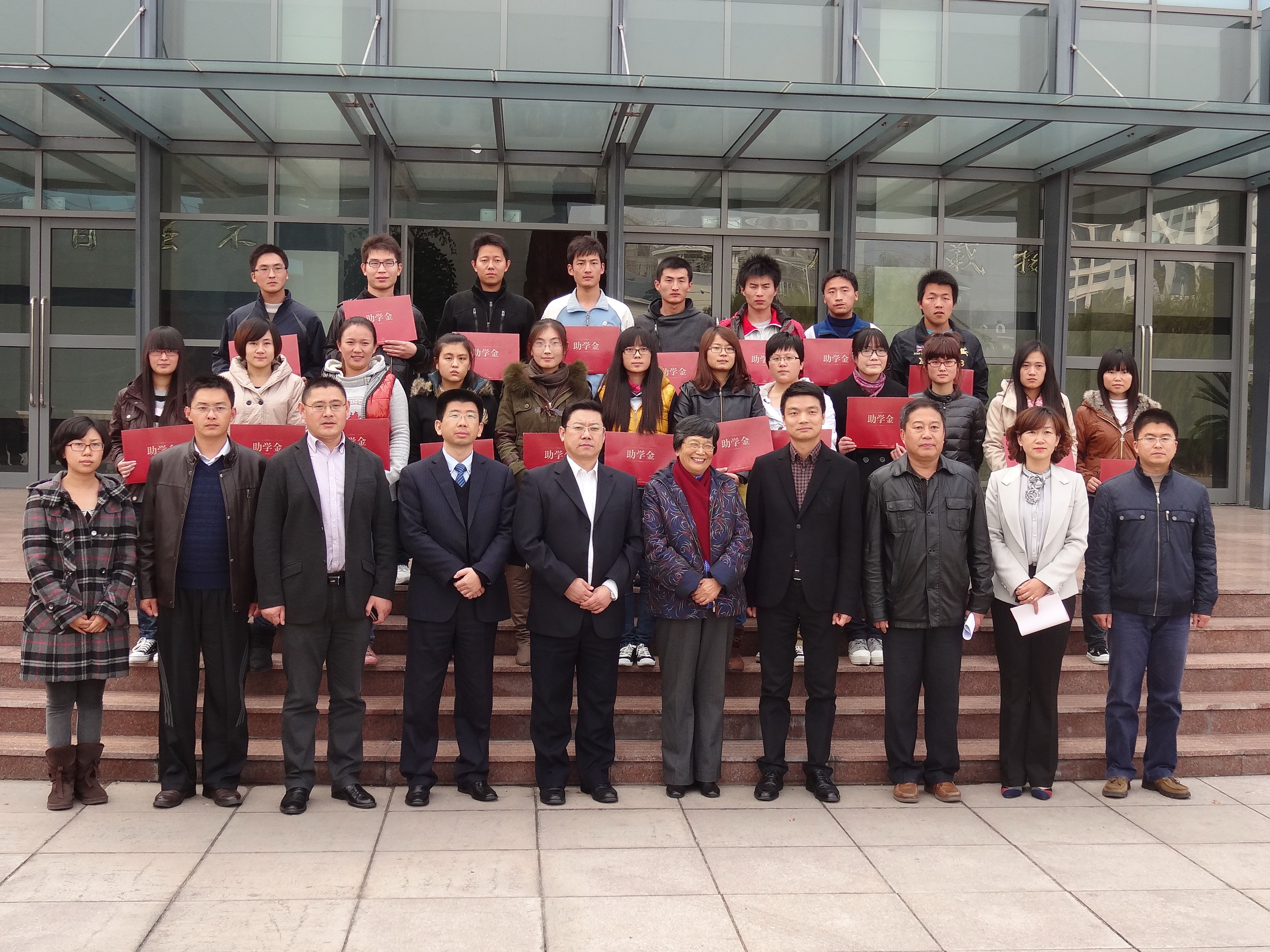 2018年(nián)草莓视频污污污污置業“愛(ài)心助學”走(zǒu)進青島理工大學琴島學院