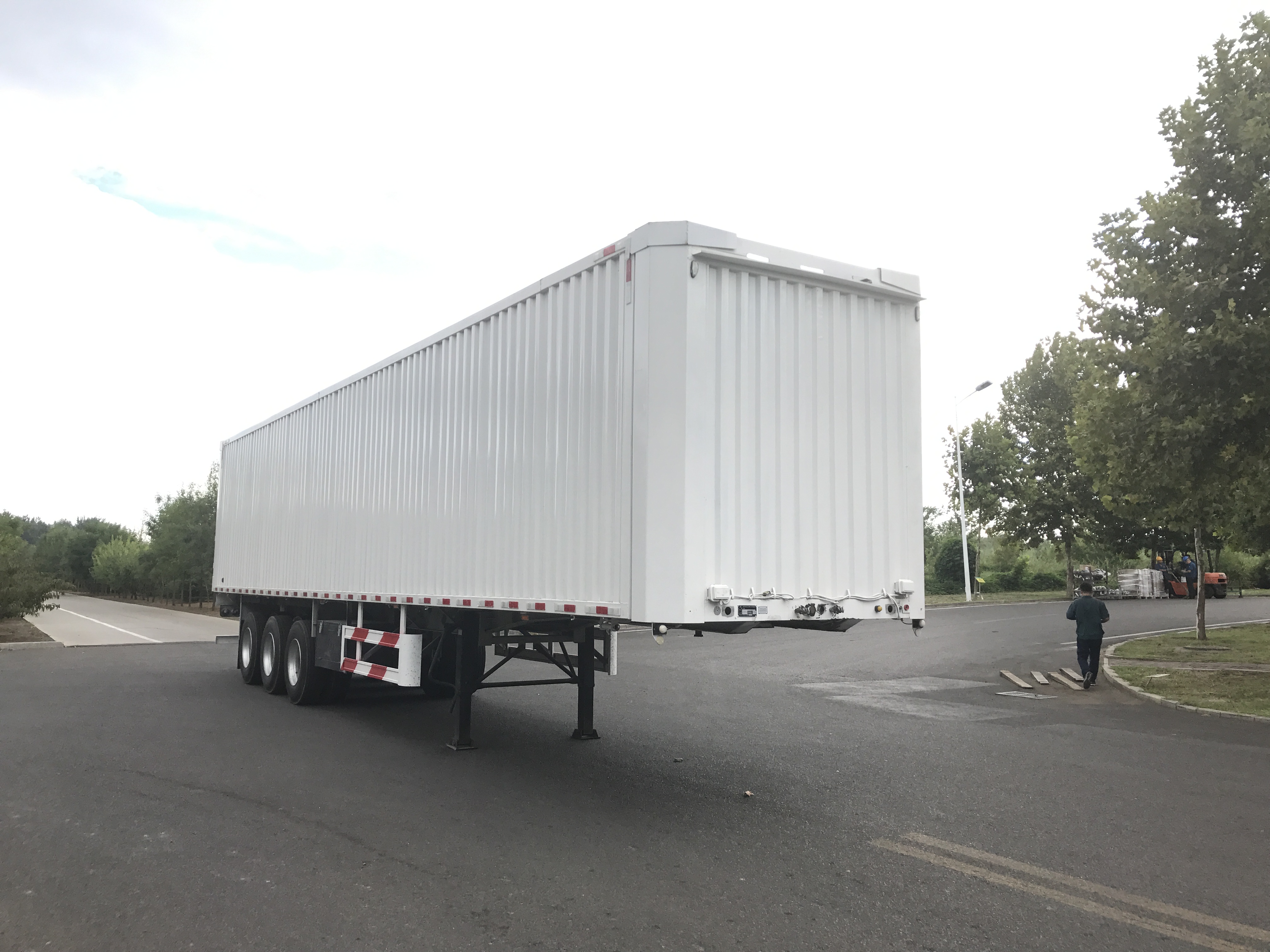 翼開啟廂式半掛（guà）車QDT9401XYK