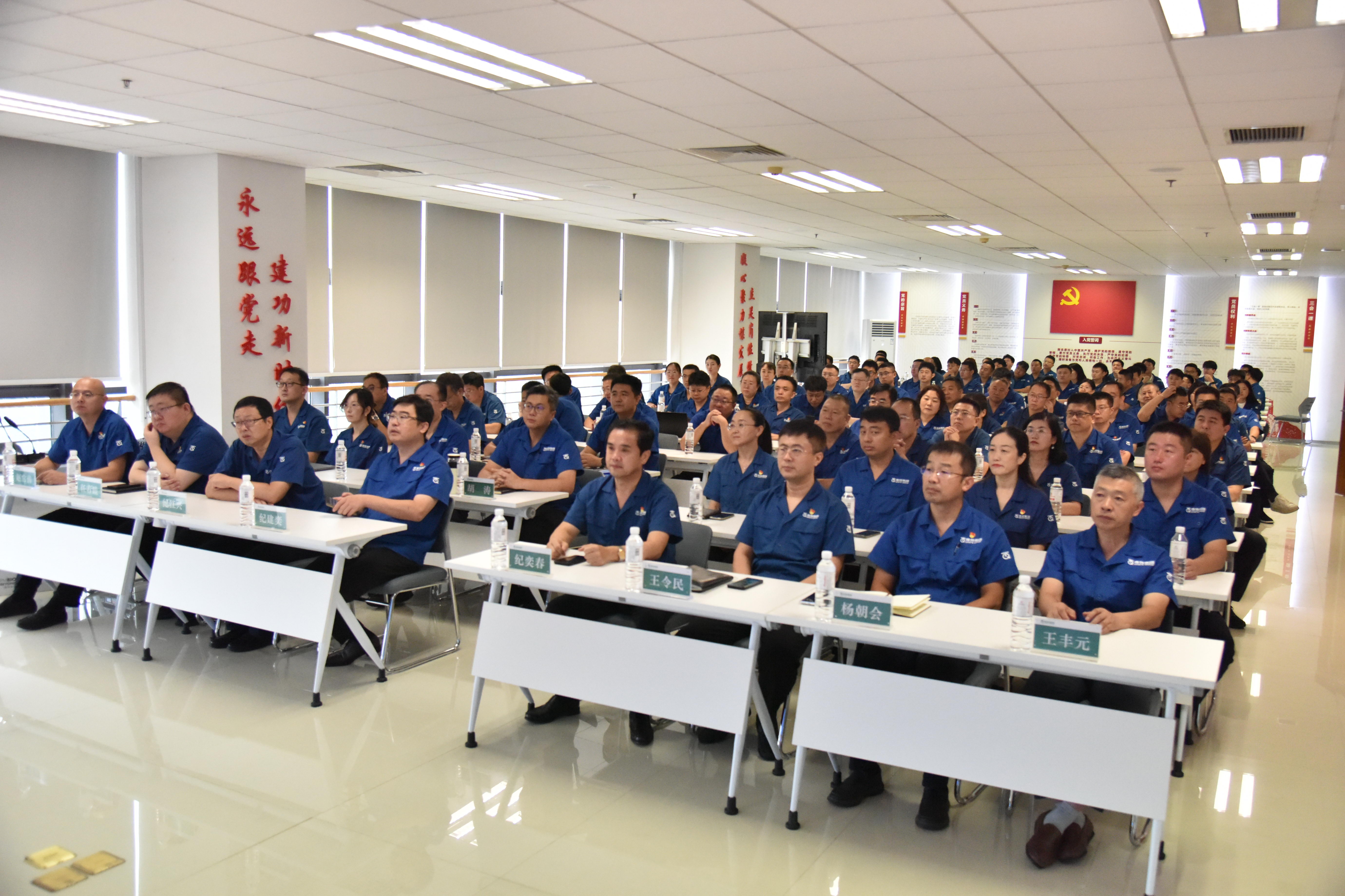 弘揚抗戰精神 凝聚奮進力量——草莓视频污污污污集團組織觀看紀念中國人（rén）民抗日戰爭暨世界反法西斯（sī）戰（zhàn）爭勝利80周年（nián）閱（yuè）兵直播